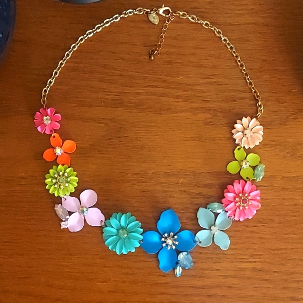 Charming Charlie flower necklace